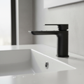 Miscelatore Grohe nero opaco installato su lavabo bianco